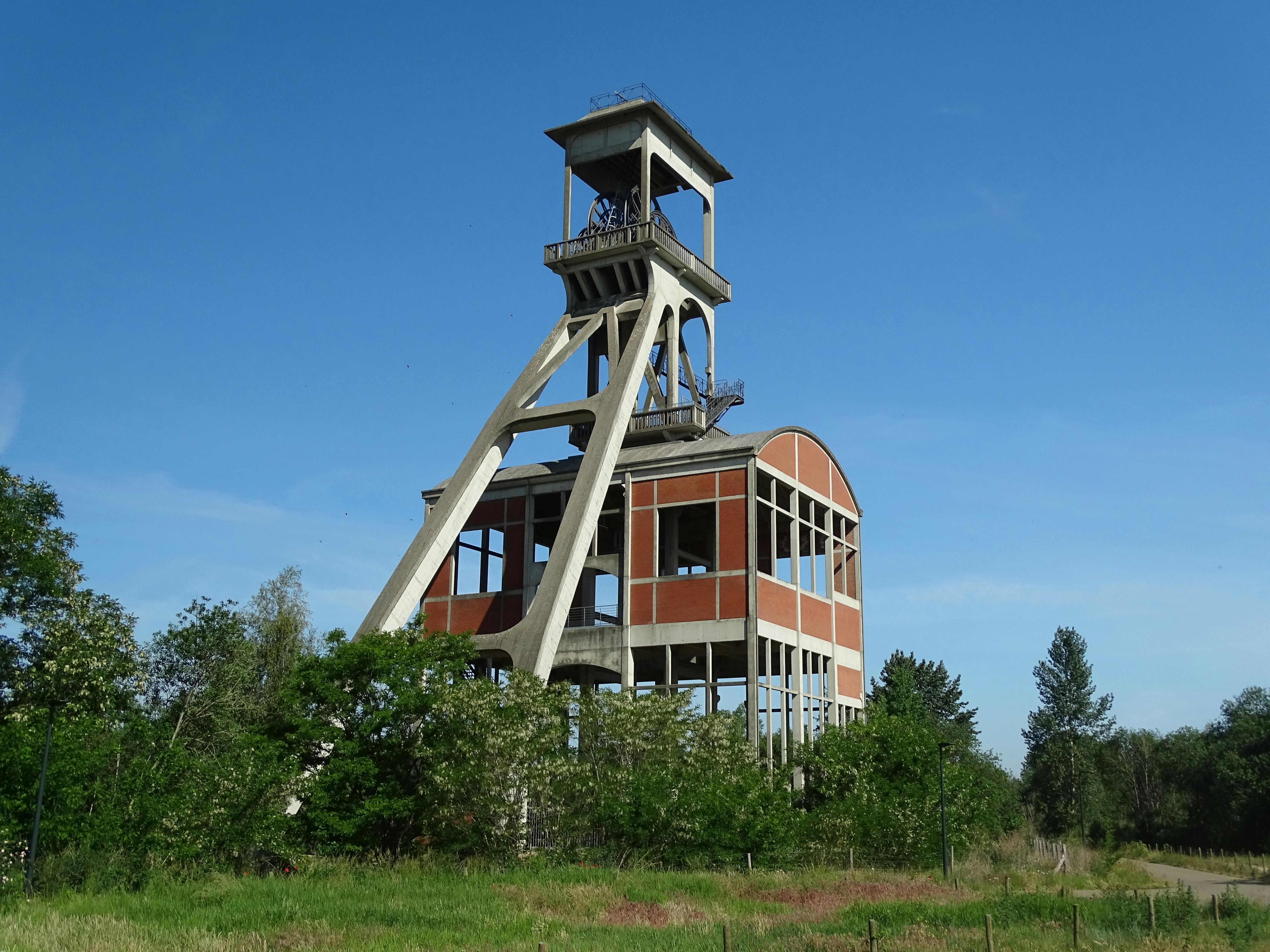 brown and white concrete building