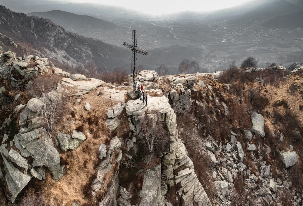 Téléphérique noir et blanc au-dessus de Brown Rocky Mountain pendant la journée