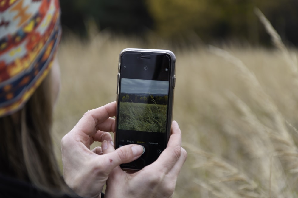 Persona che tiene in mano l'iPhone 4 nero