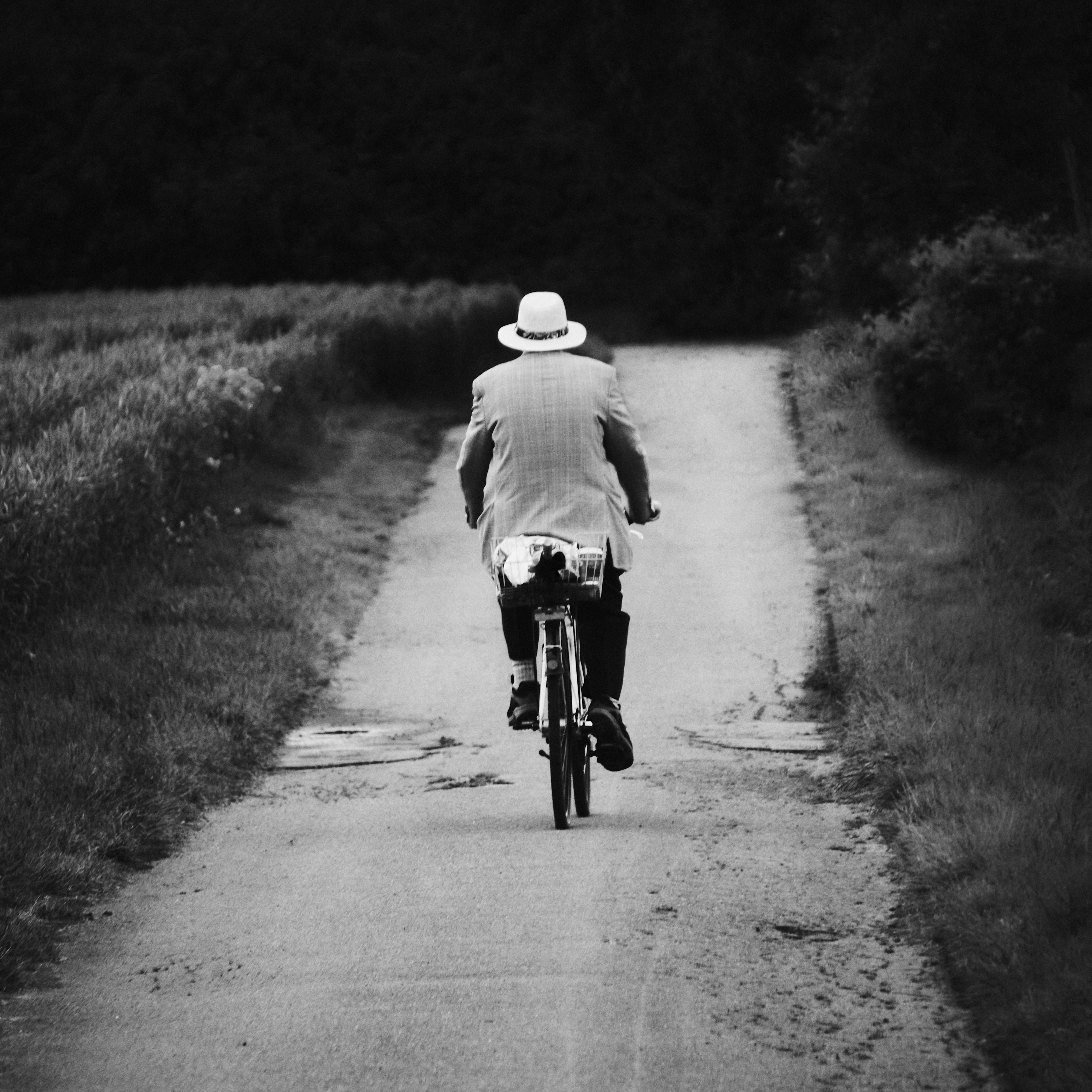 Foto Foto en escala de grises de un hombre montando en bicicleta en la ...