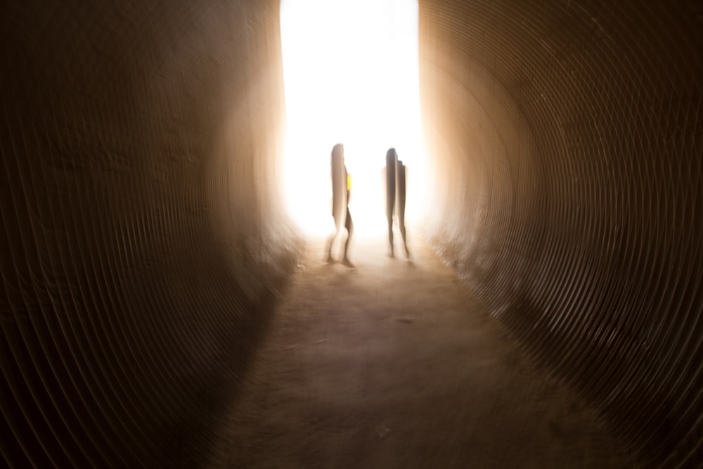 Person, die auf einem Tunnel geht