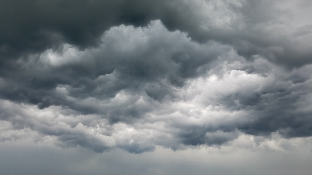 昼間の白い雲と青い空