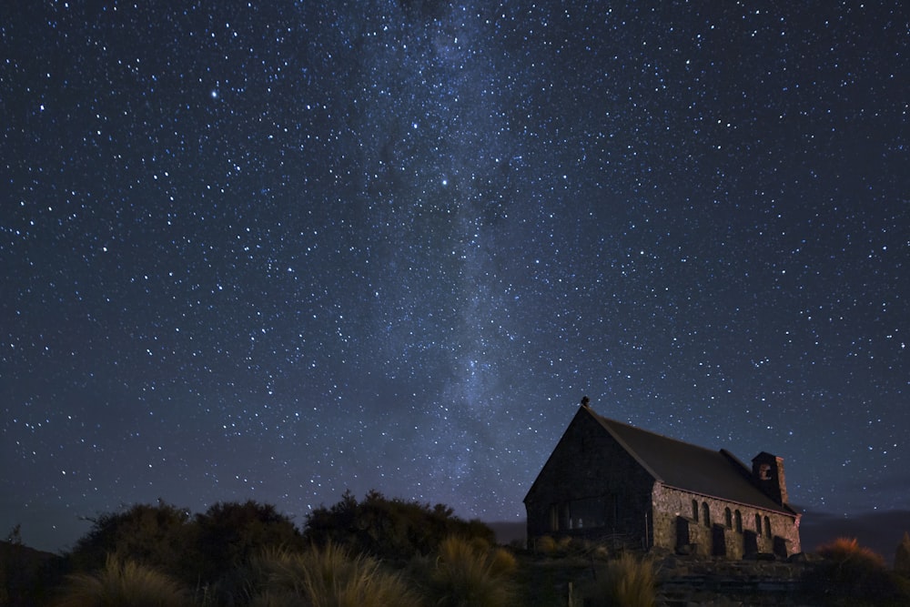 casa de madeira marrom sob a noite estrelada