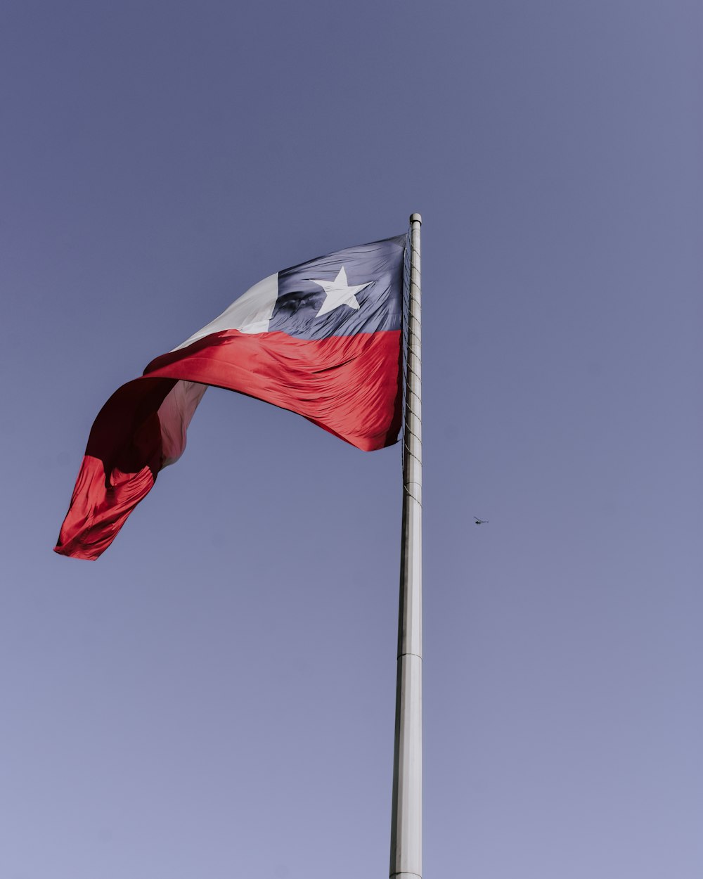 drapeau rouge et blanc sur le mât pendant la journée