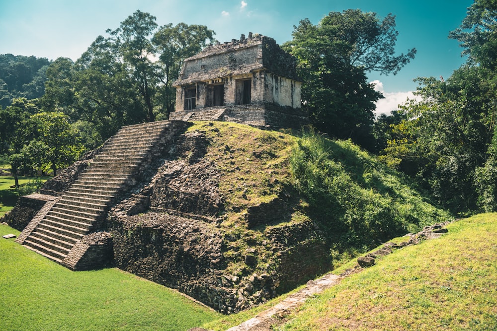 Edificio de ladrillo marrón en campo de hierba verde