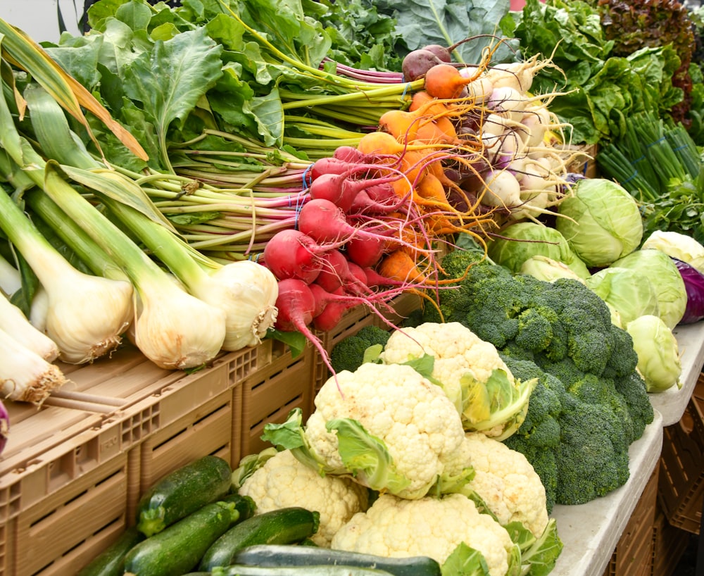 Légumes verts et rouges sur table en bois marron