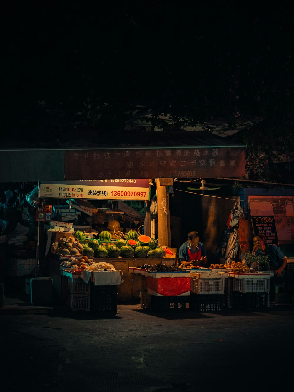 Puesto de frutas frente a la tienda durante la noche
