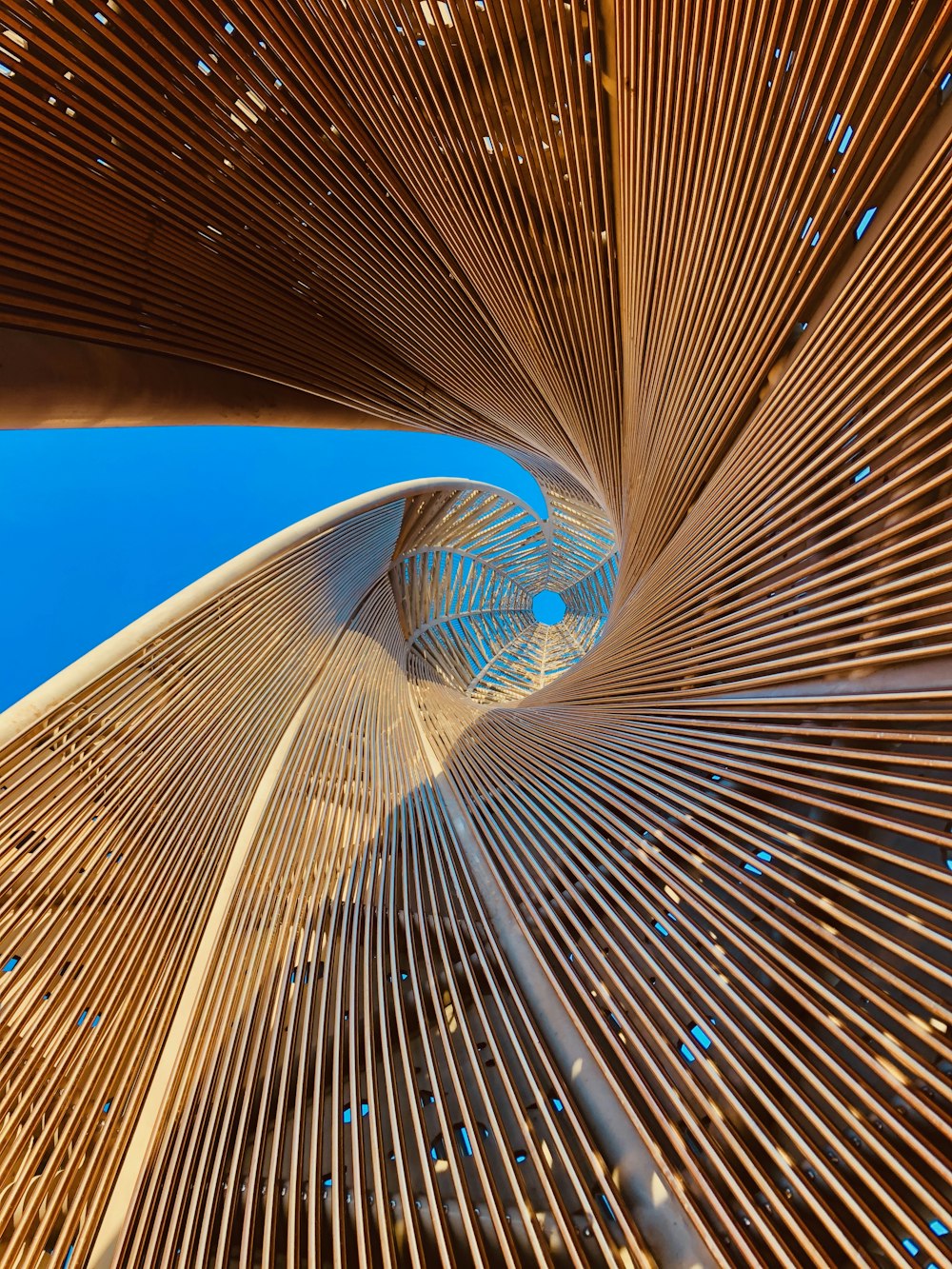 escaleras de caracol azules y blancas