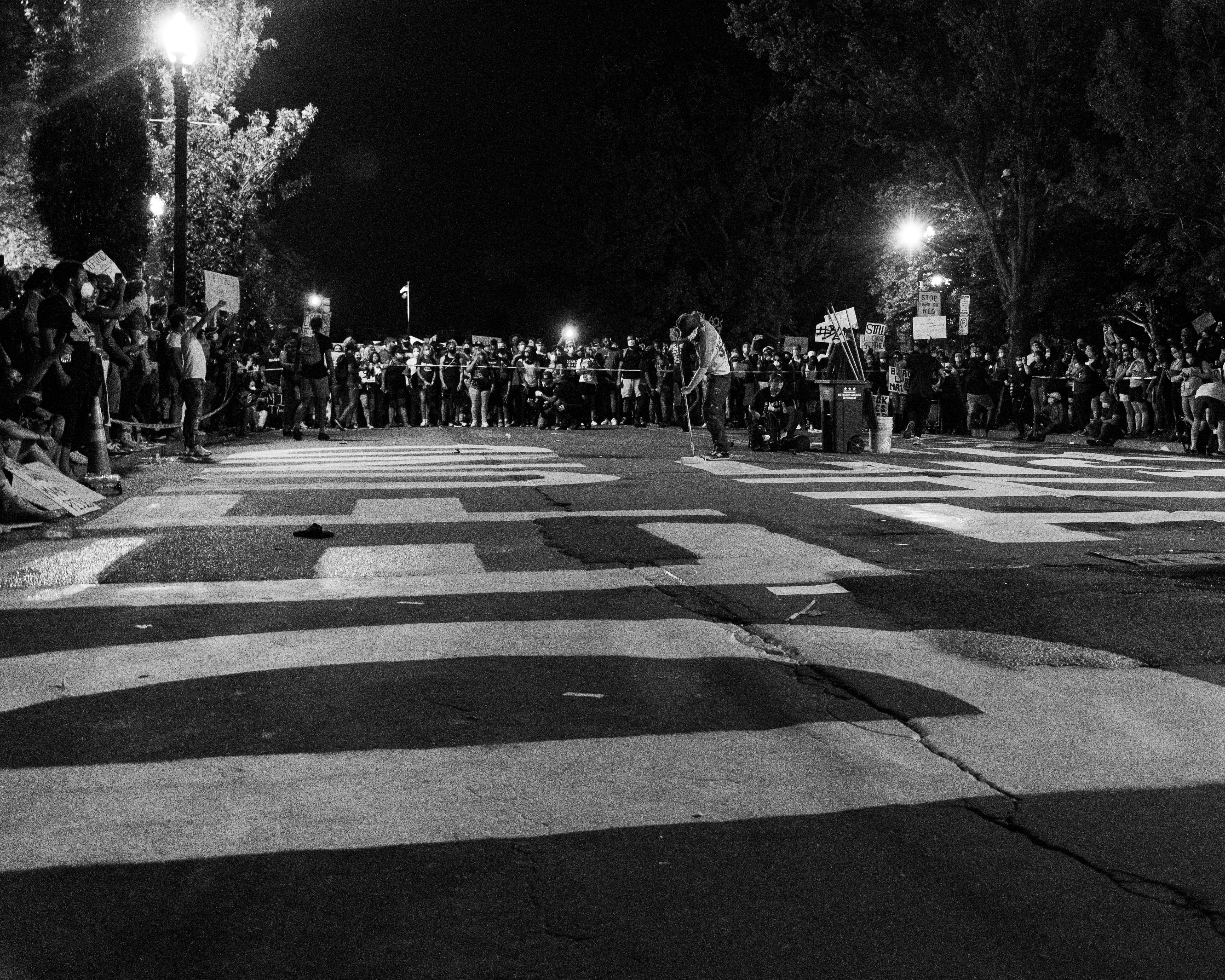 Unsplash 추천 이미지 (키워드 : textbook, example 7.6, captured photo, equivalent circuit, Rth, Vth, t = 0-(steady state of DC), circuit, right voltage source, 60V, polarity, magnitude, + and -, 1V, - and +, -1V, information, photo link. )