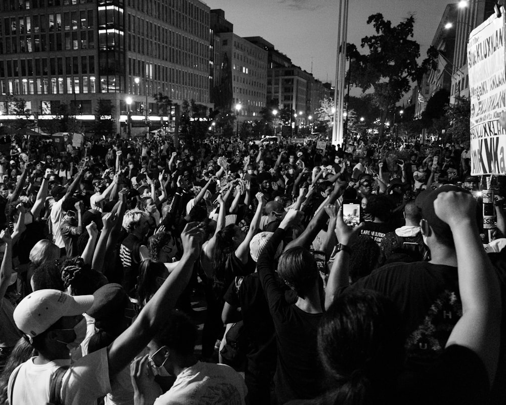 Photo en niveaux de gris de personnes dans la rue