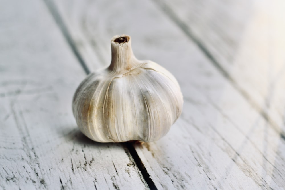 aglio su tavolo di legno grigio