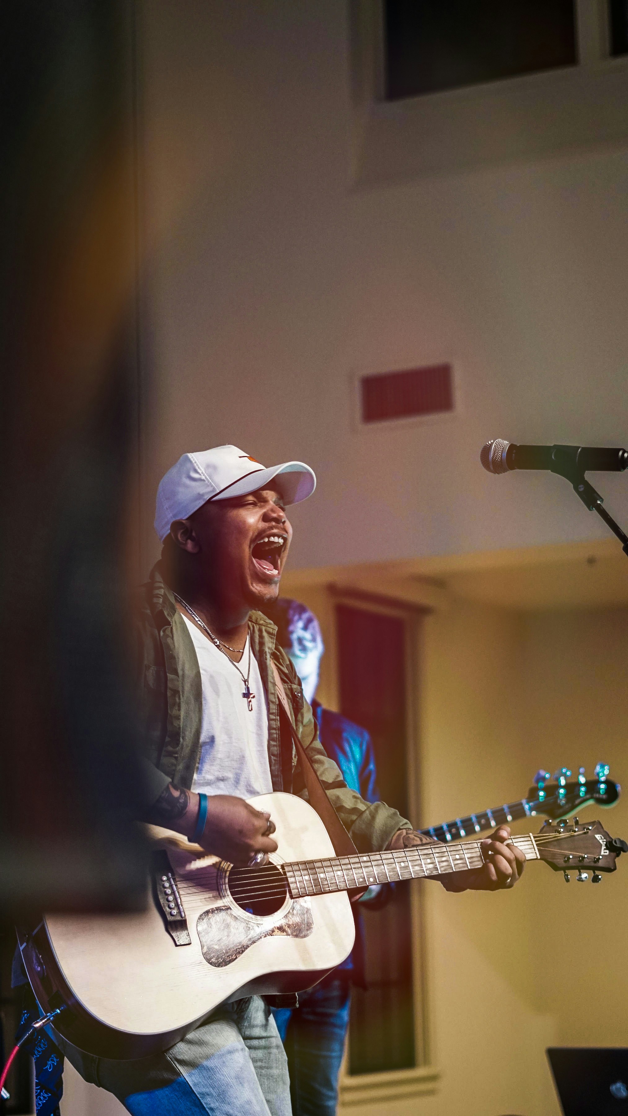 Pria Bertopi Putih Bermain Gitar