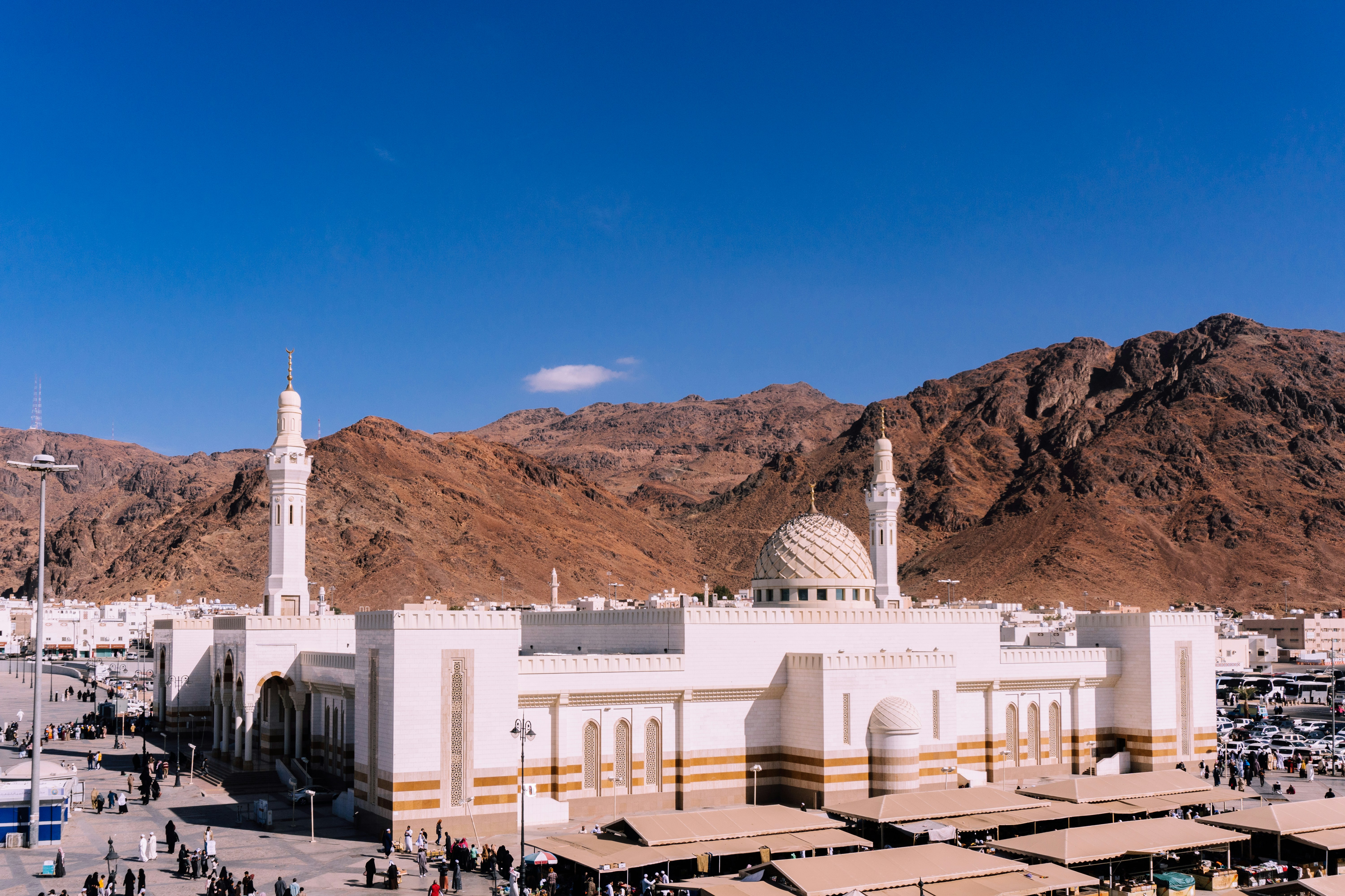 Masjid Uhud, Medina, Arabia Saudí [Foto: Sulthan Auliya/Unsplash]