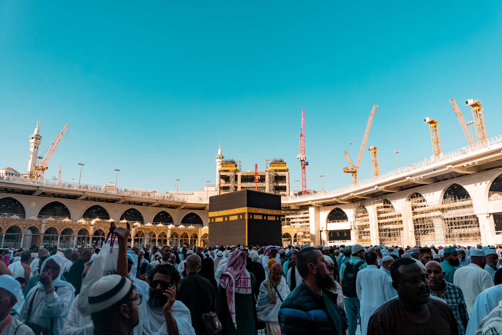 حجاج حول الكعبة في المسجد الحرام، مكة المكرمة، المملكة العربية السعودية