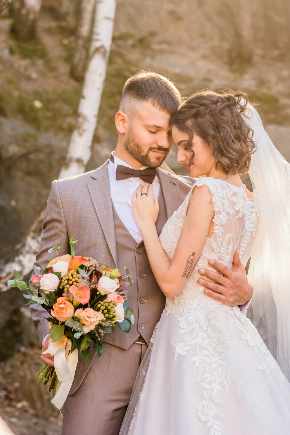 Femme en robe de mariée blanche tenant un bouquet de fleurs