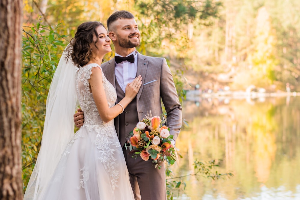 Mann im grauen Anzug und Frau im weißen Hochzeitskleid