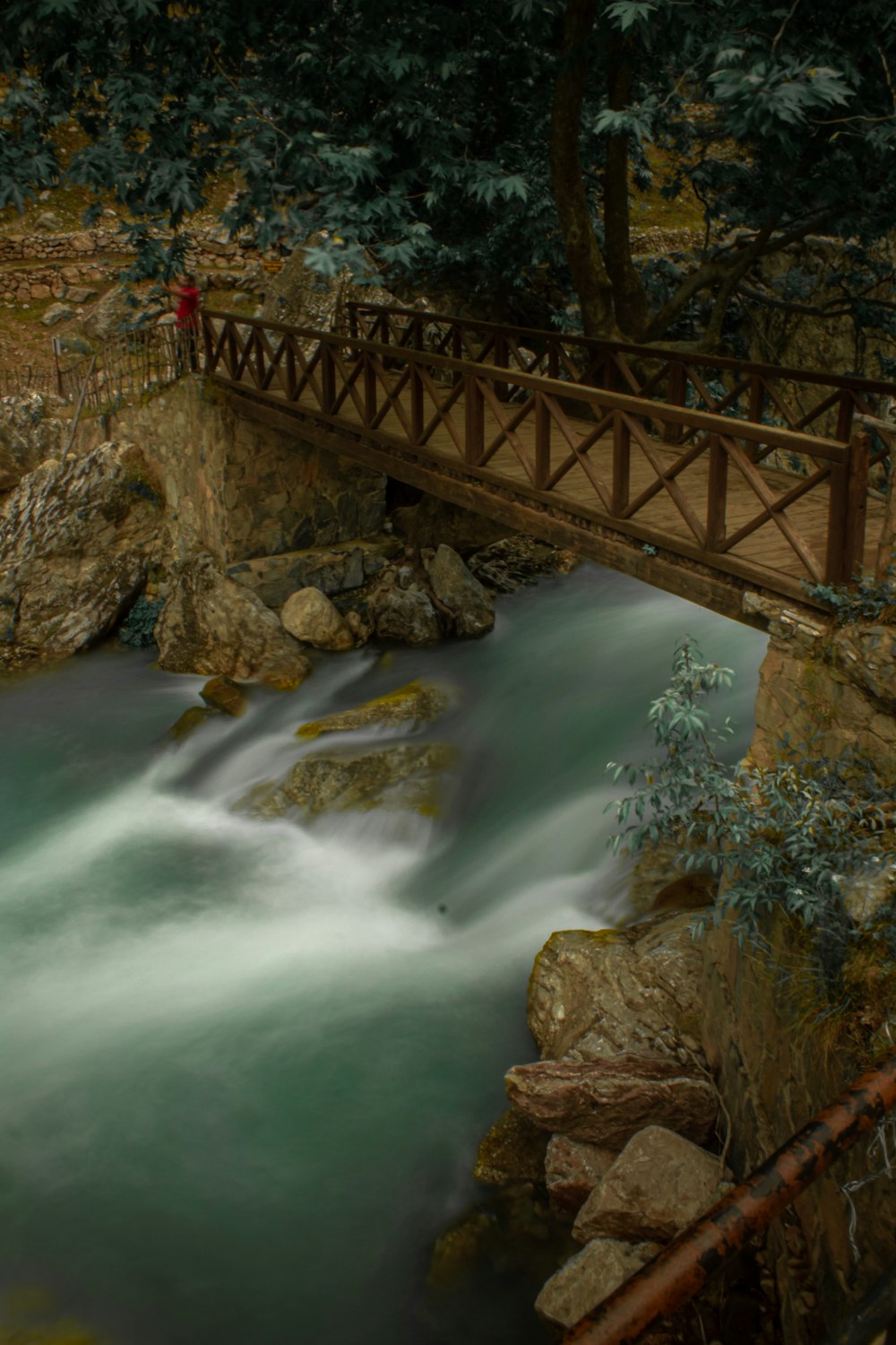 ponte di legno marrone sul fiume