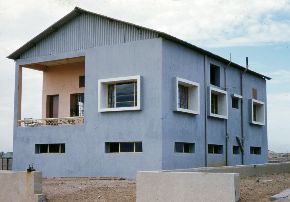 Façade Bleutée sous Ciel Nuageux