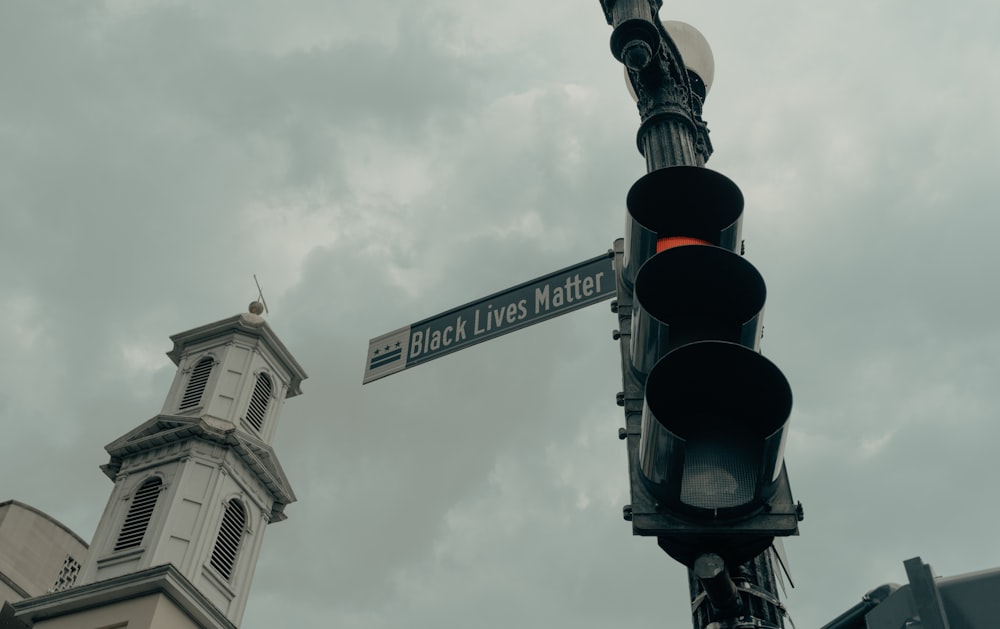 black and red traffic light