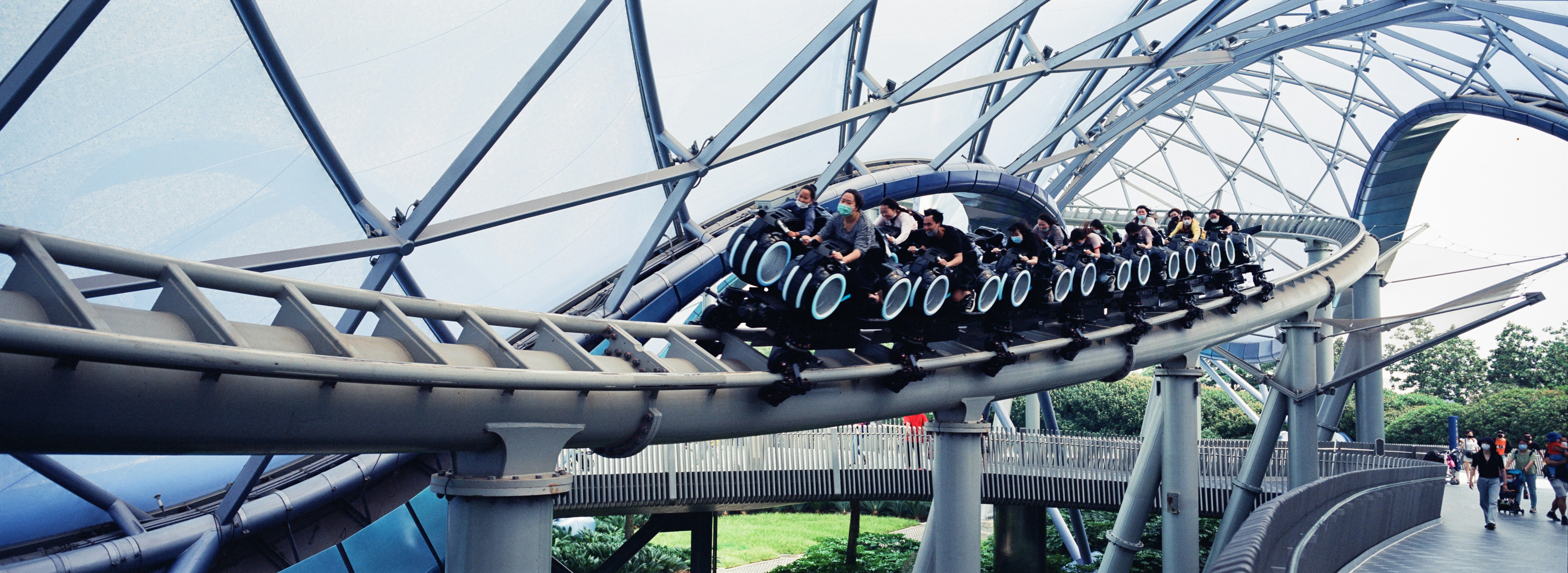 측면에 노란색 원이있는 기차 사진 – Unsplash의 무료 스위스 이미지