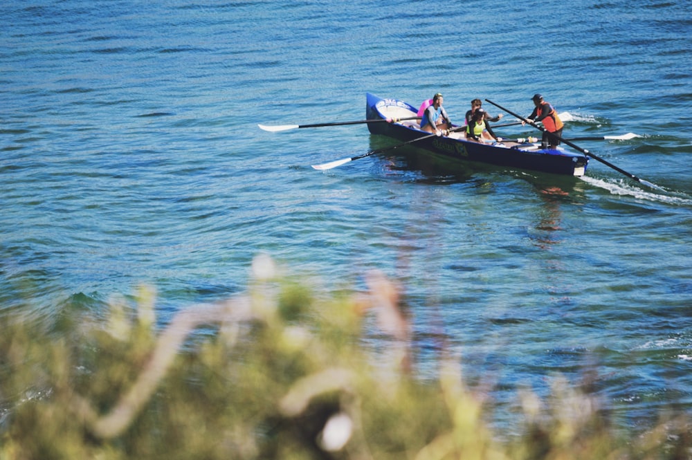 2 homens andando no barco na água durante o dia