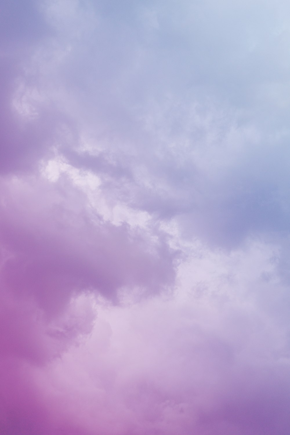 ciel nuageux violet et blanc