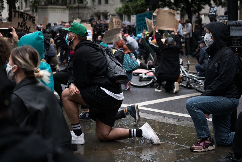 personnes marchant dans la rue pendant la journée