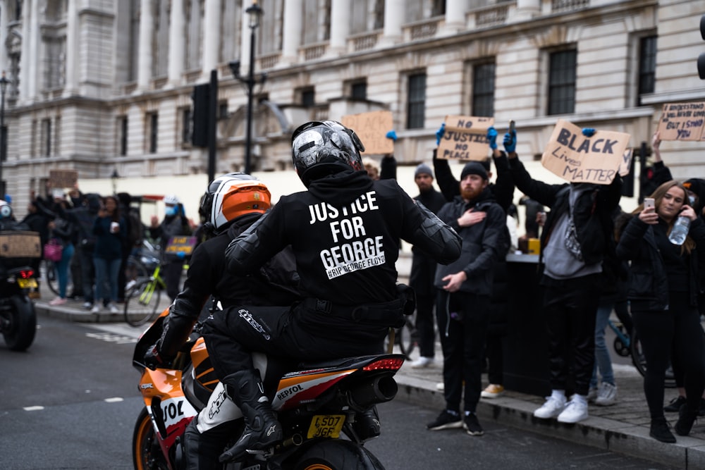 Menschen, die tagsüber Motorrad auf der Straße fahren