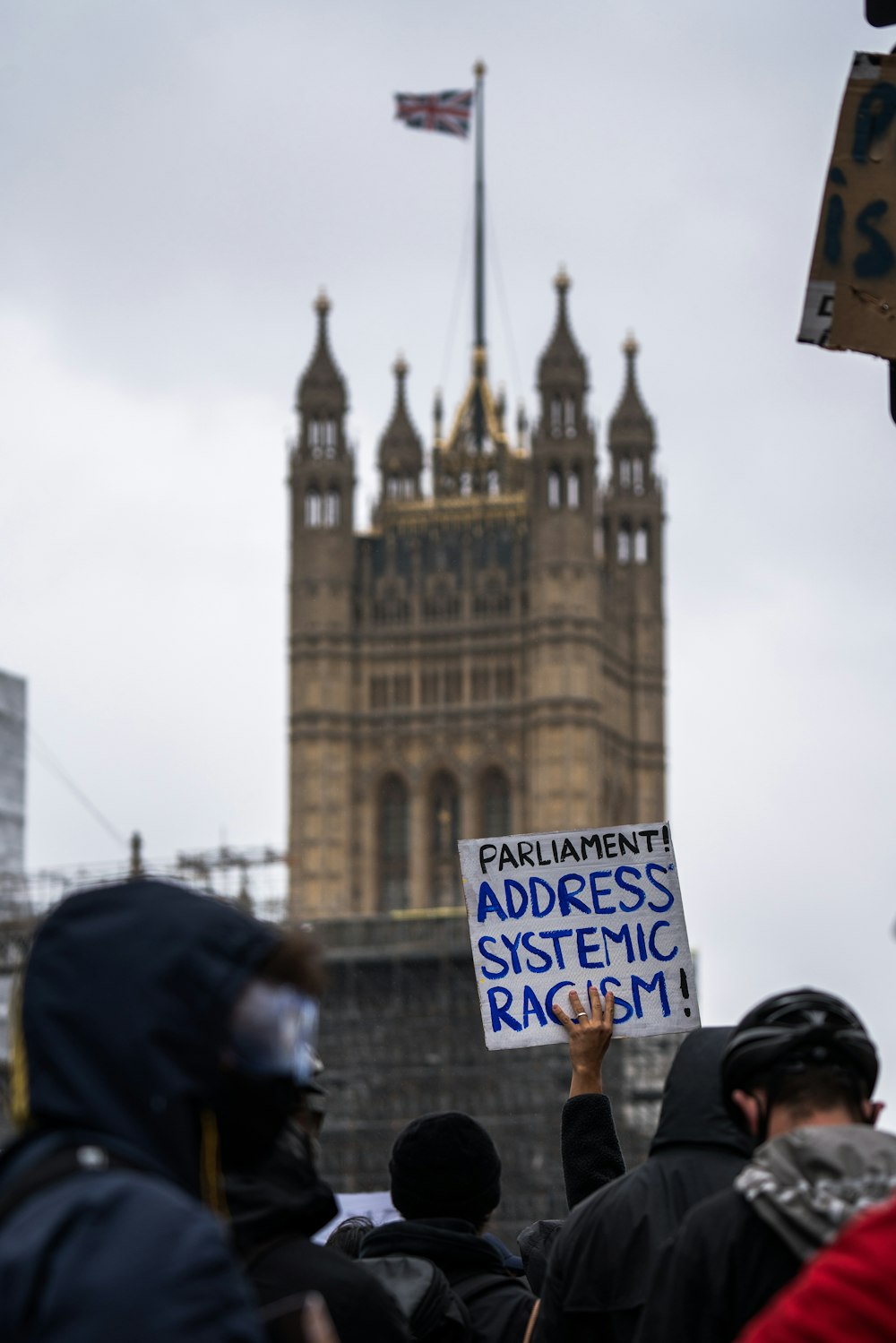 Menschen, die tagsüber in der Nähe von Big Ben spazieren gehen