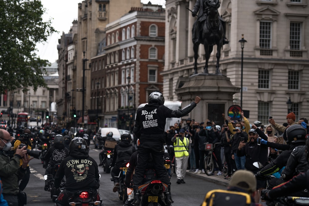 Menschen mit schwarzem Helm fahren tagsüber Motorrad auf der Straße