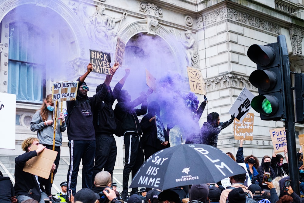 Menschen, die tagsüber auf der Straße stehen