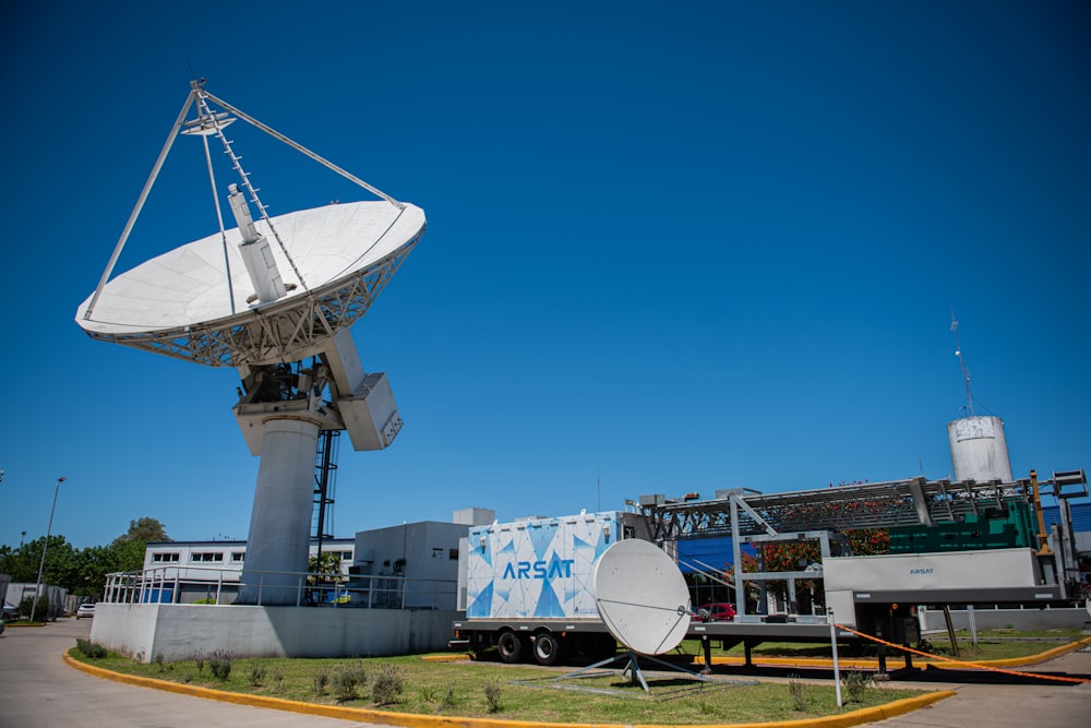 日中の屋上の白い衛星放送受信アンテナ