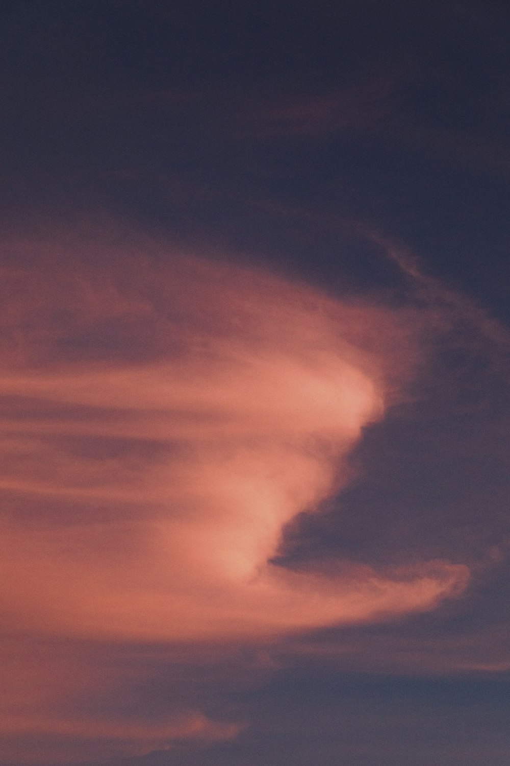 cielo nublado naranja y azul