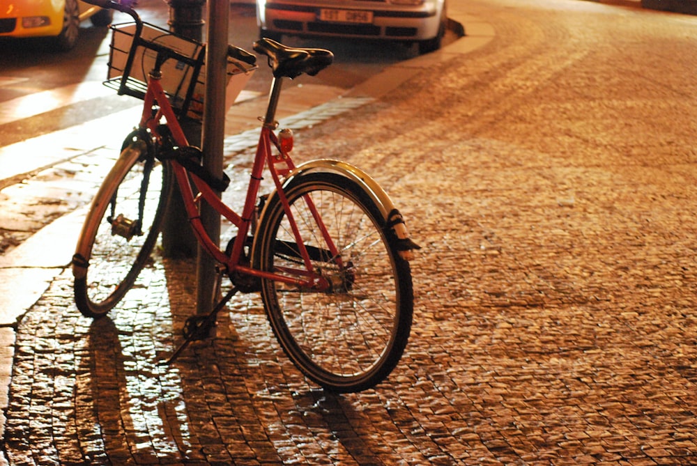 Bicicleta urbana negra sobre arena marrón