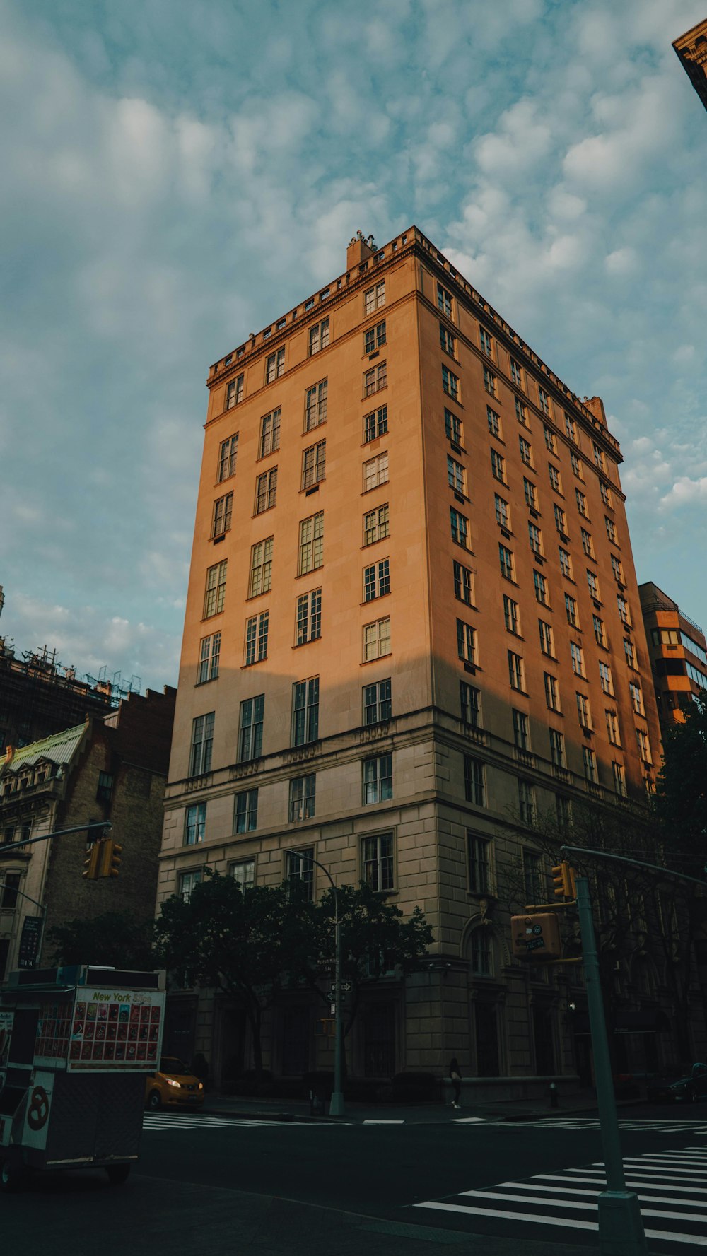 Edificio de hormigón marrón durante el día