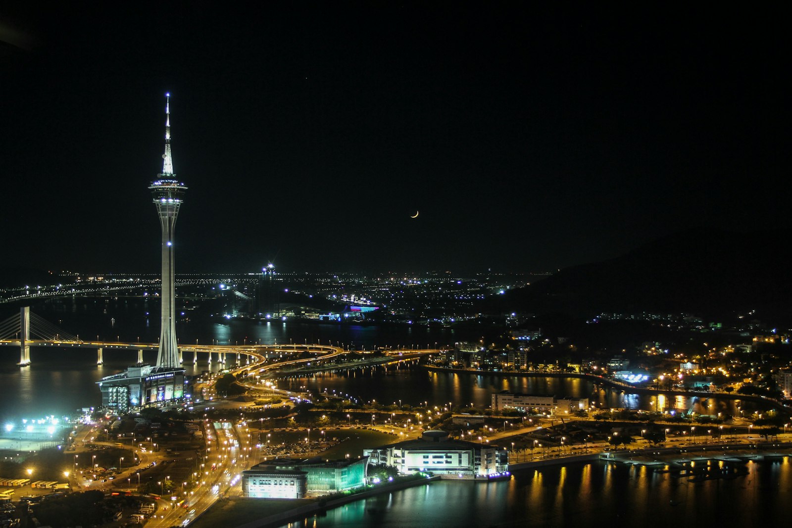 Canon EOS 7D + Canon EF 17-40mm F4L USM sample photo. City skyline during night photography