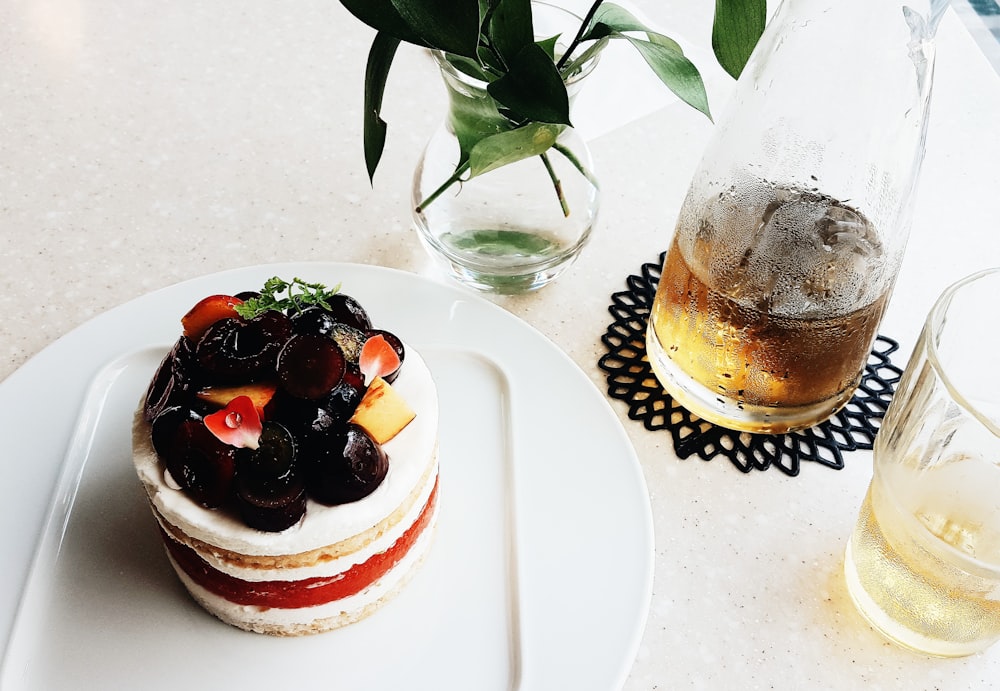 Fraise et mûre sur assiette en céramique blanche