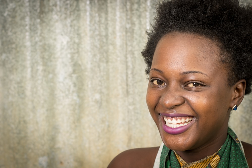 femme souriante en débardeur vert