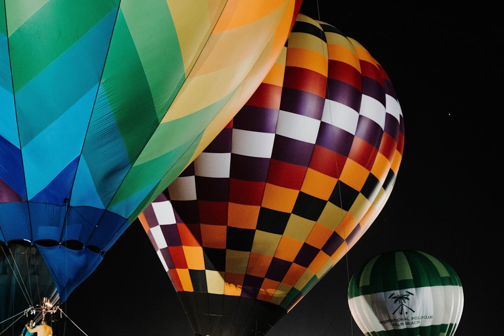 globo aerostático amarillo, verde y rojo