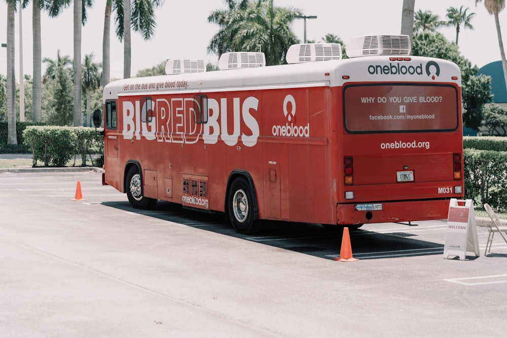 ônibus coca-cola vermelho e branco na estrada durante o dia