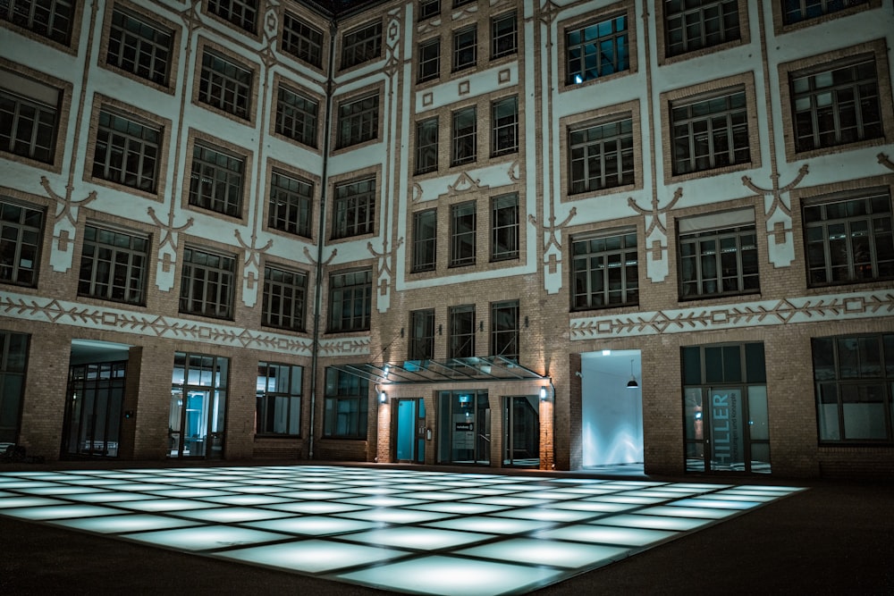 edificio in cemento marrone e bianco