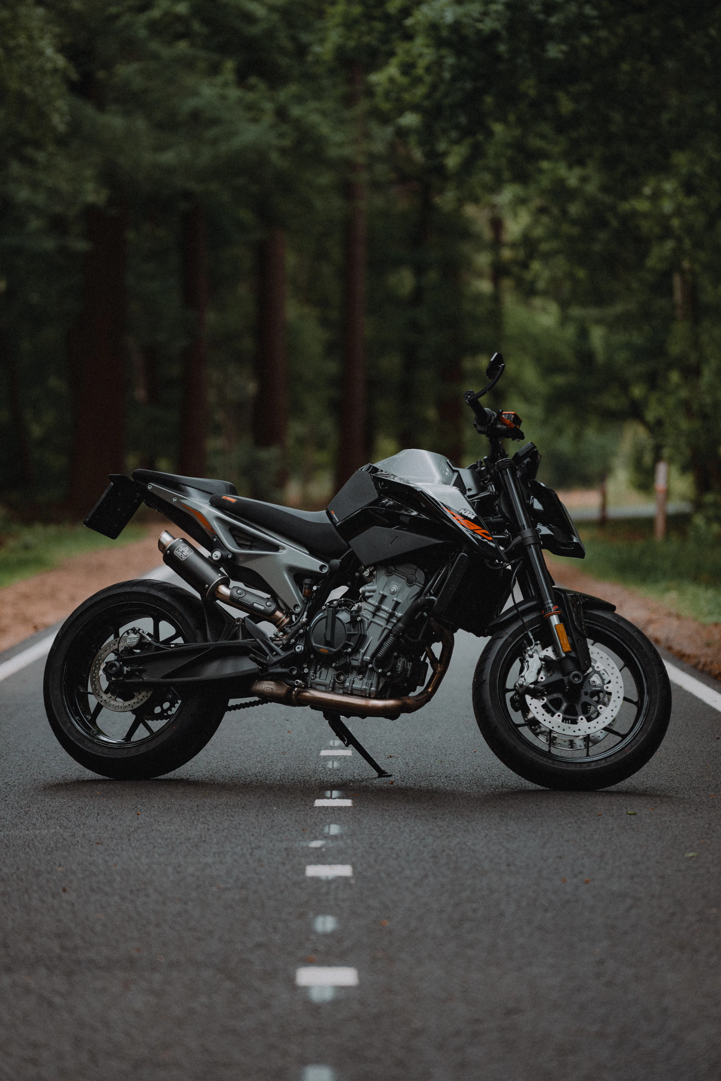 Moto naked type A2 sur route, silhouette adaptée aux petits gabarits