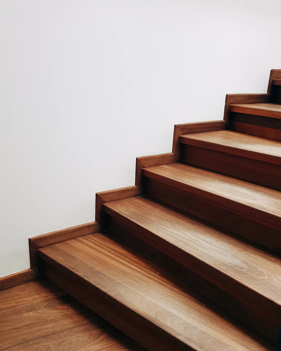 Die neue Treppe: Holzstufen an einer weiss verputzten Wange
