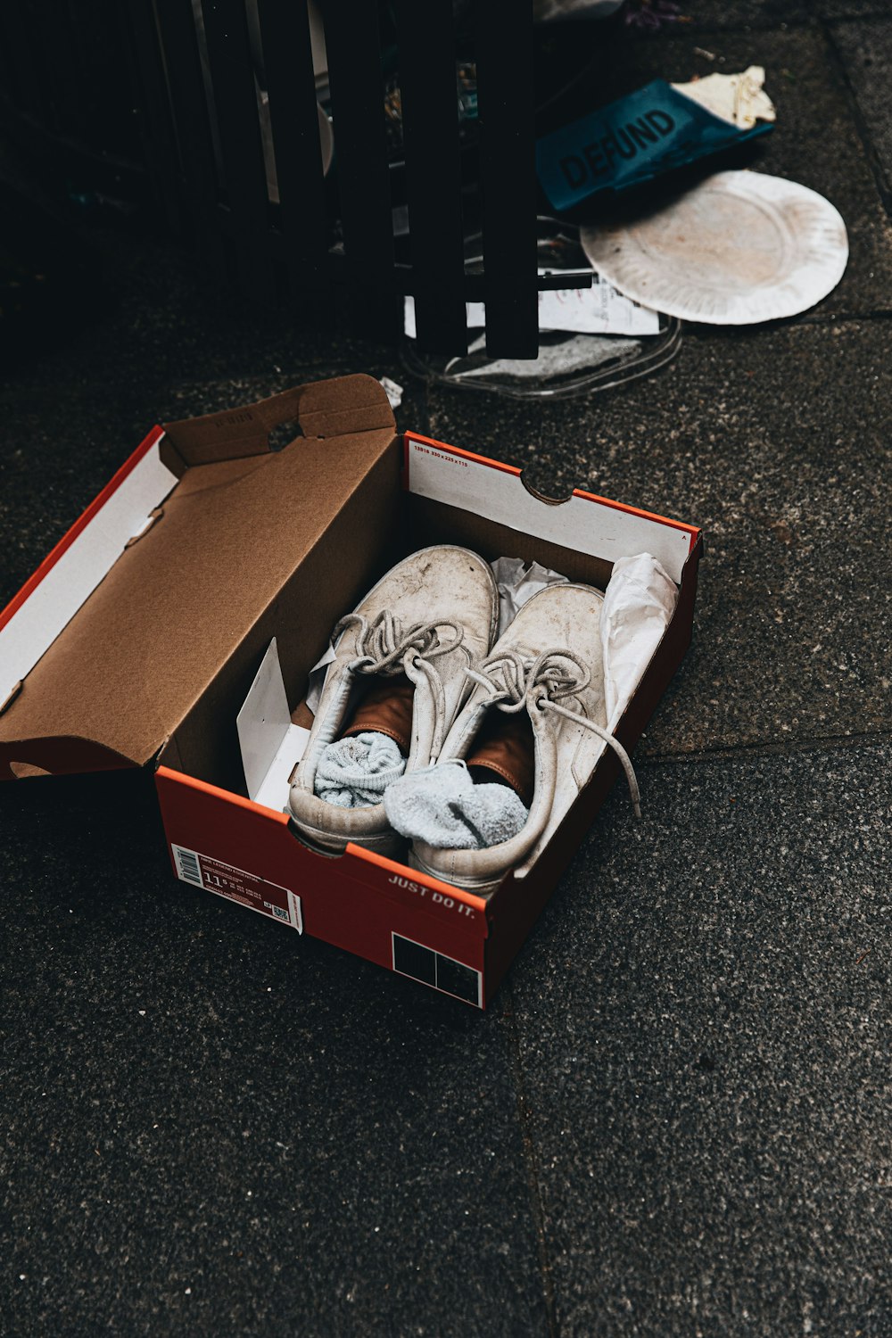 ホワイト&ブラック Nike Athletic Shoes in Brown Cardboard Box