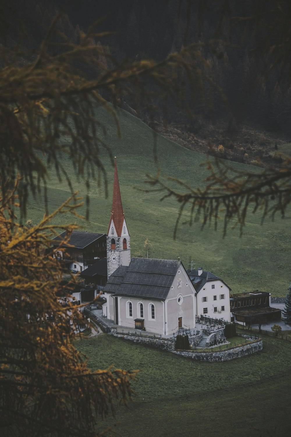 Maison en béton blanc et noir près des arbres verts et du plan d’eau