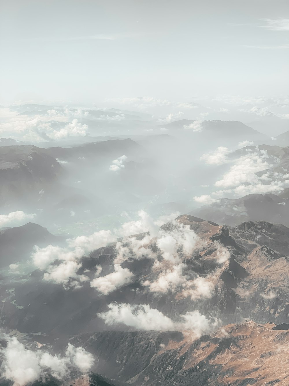 vista aérea de montanhas e nuvens
