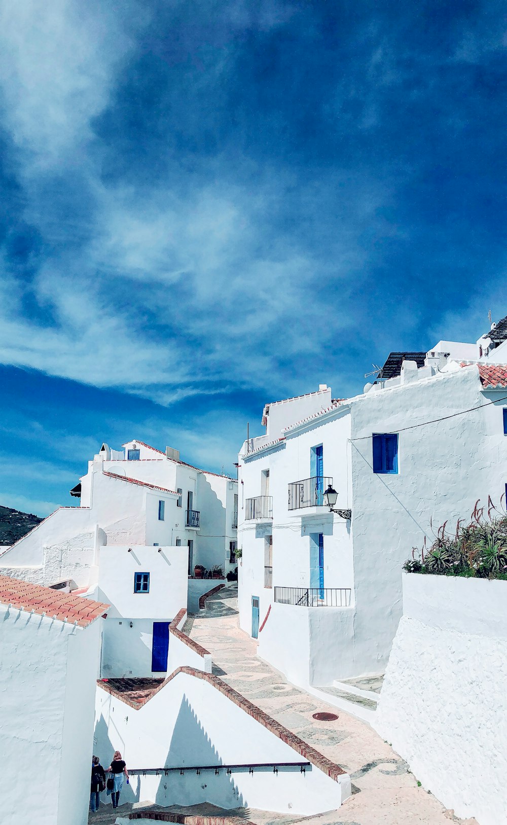 Bâtiment en béton blanc sous le ciel bleu pendant la journée