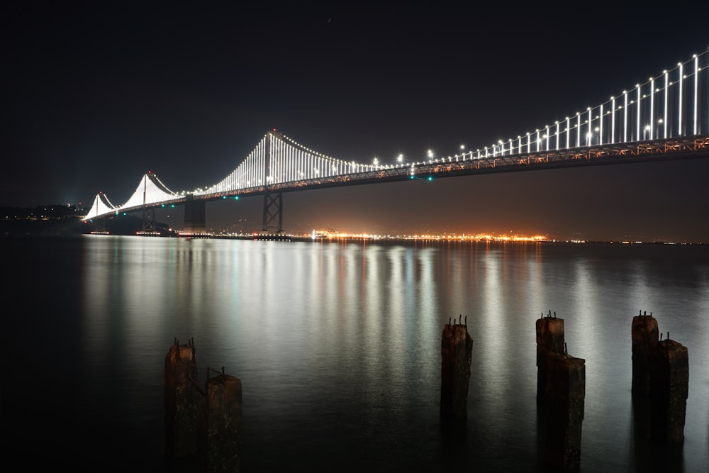 Golden Gate Bridge durante la notte