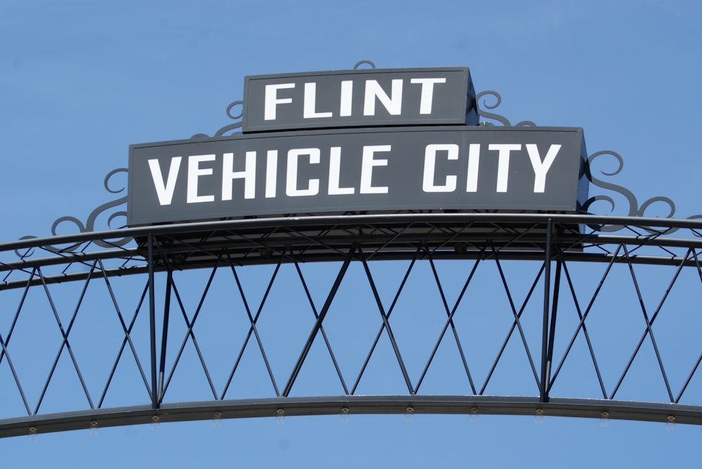 플린트 차량 도시를 읽는 흑백 표지판