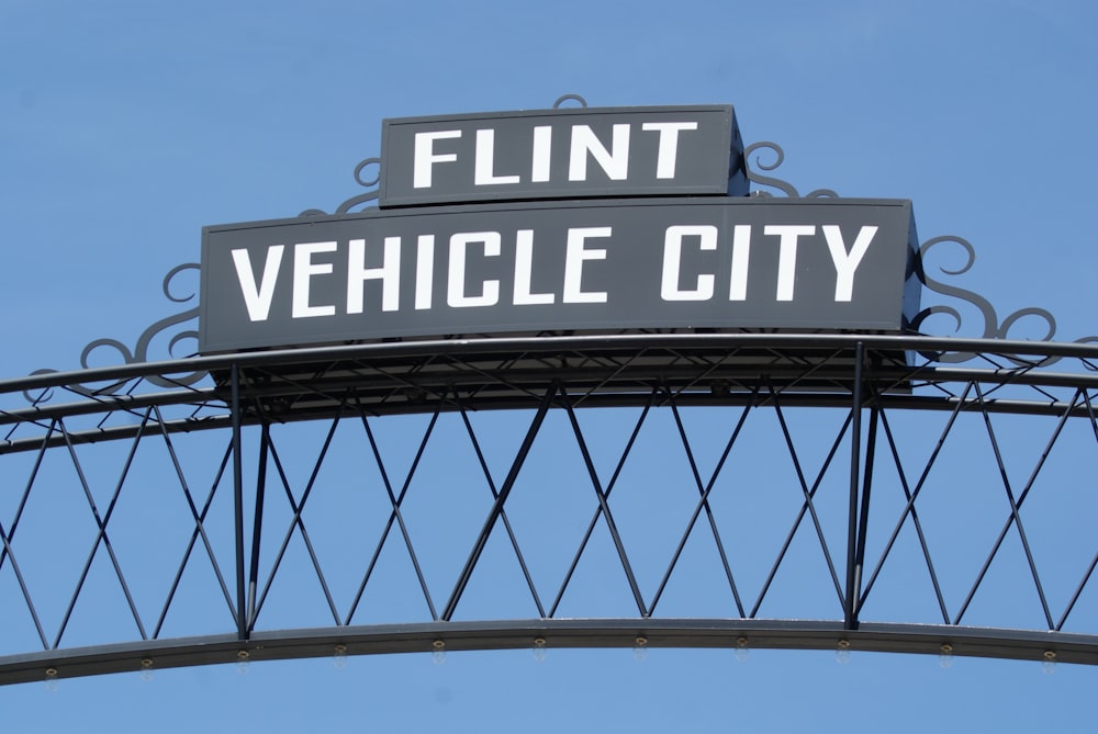 Ein schwarz-weißes Schild mit der Aufschrift Flint Vehicle City